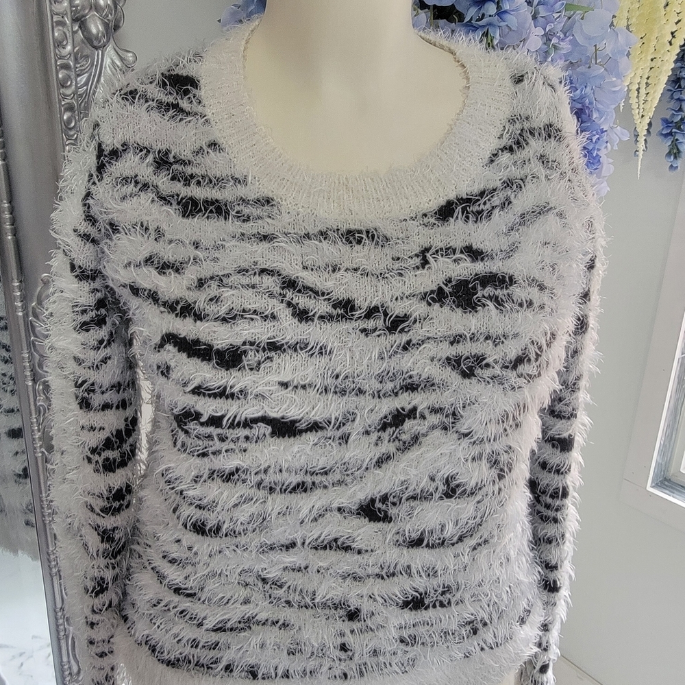 Women’s Fuzzy Zebra Sweater Mudd Size M
